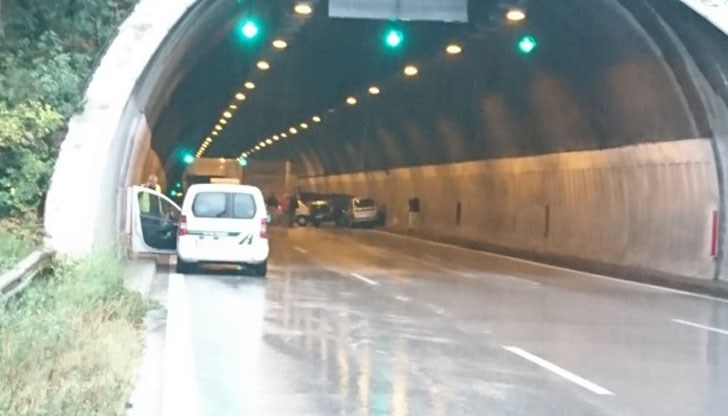 ТИР и няколко коли са се сблъскали в тунела „Топли дол“
