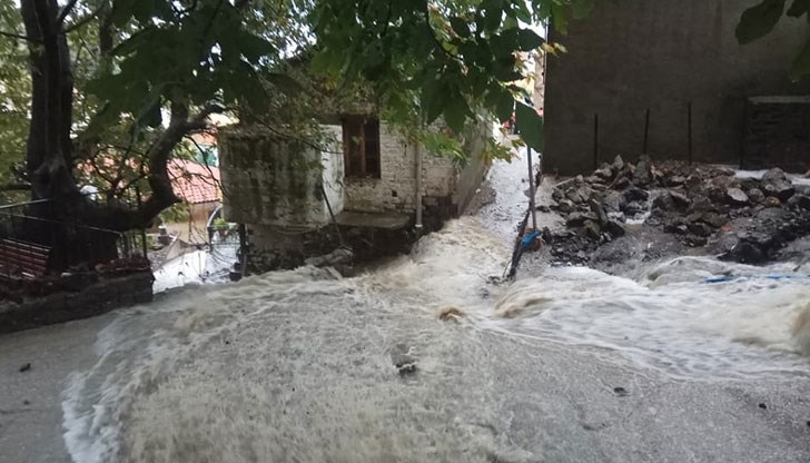 Проливен дъжд предизвика наводнения и свлачища