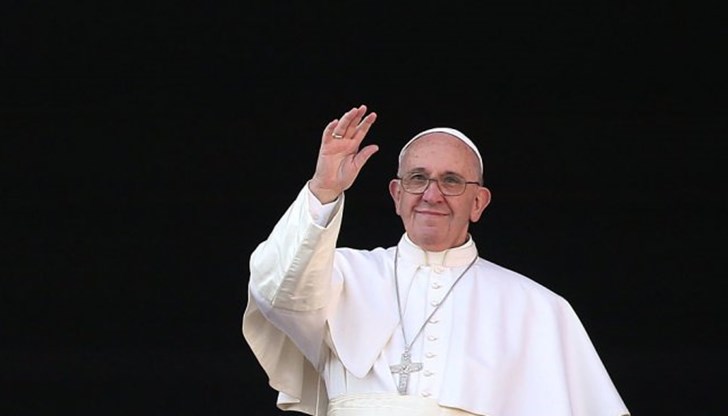 Един от телохранителите му помогна да се изправи и почисти с бяла кърпичка кръвта