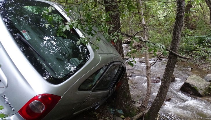Колата се блъска в мантинелата, повдига се и движейки се само на десните колела, се спуска по стръмния скат