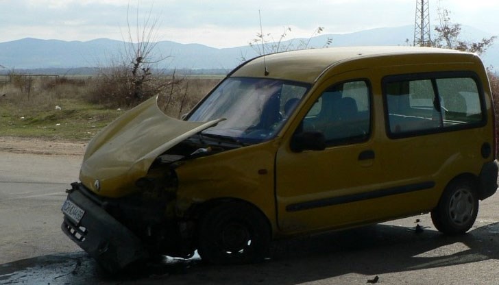 Шофьорът изпуска десен завой, удря се в скат и колата се преобръща в канал / Снимката е илюстративна Шофьорът изпуска десен завой, удря се в скат и колата се преобръща в канал / Снимката е илюстративна