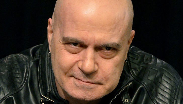 Веднага заваляха коментари от потребители, които шеговито отговарят на Трифонов