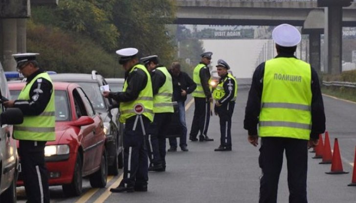 Пътна полиция със засилени проверки сред шофьорите и пътниците в автомобилите дали слагат предпазни колани, а при ползващите мотоциклети, ще се следи за каски