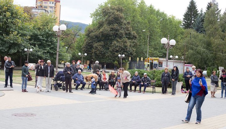 Празно е! Няма никой! Няма деца, няма учители, просветители, няма патриоти, няма млади хора, няма бащи и майки