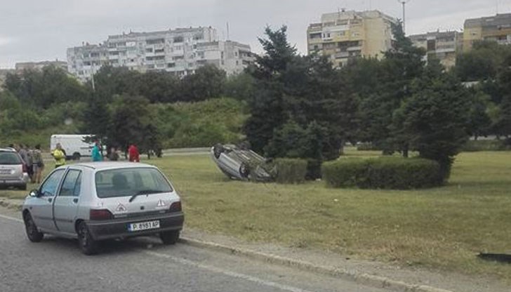 "Опел Вектра" кацна по таван в зелените площи на детелината