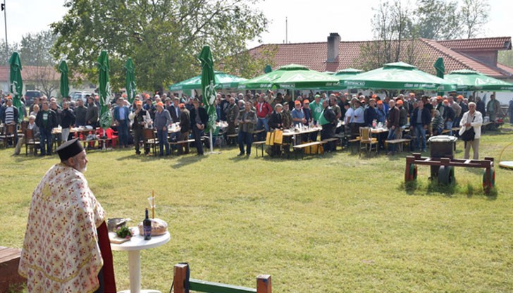 С тържествен водосвет и освещаване на знамената вчера бе отбелязана 120-та годишнина от създаване на Ловно-рибарското дружество „Филип Тотю”