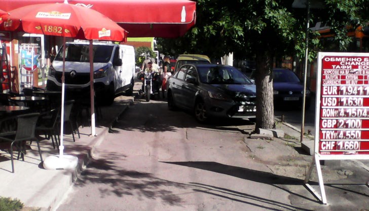 Как се минава по този тротоар на булевард "Цар Освободител" в Русе?