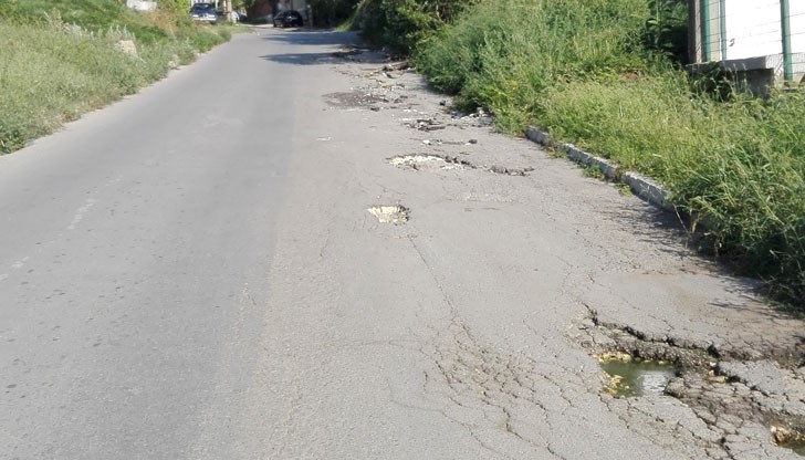 Асфалта на улица "Македония" разцъфна