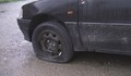 Нарязаха гумите на служебна кола в квартал "Родина"