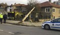 Електрически стълб падна върху къща в Шумен