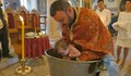 Кръстиха Николай, който се роди в самолет на "Луфтханза"