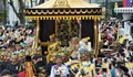 Султанът на Бруней се качи в златна каляска