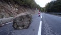Огромно парче скала падна на пътя за Рилския манастир
