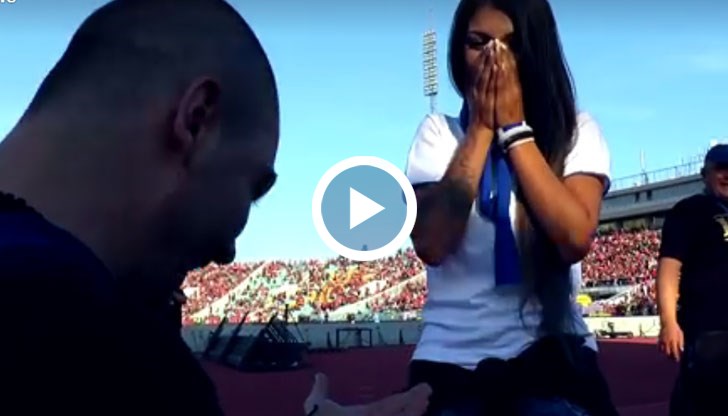 Пред трибуната на най-запалените левскари, младият мъж падна на колене пред своята любимата с предложение да споделят живота си заедно