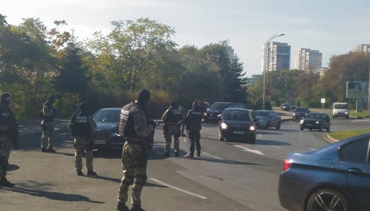 На изхода на града има КПП-та с въоръжени полицаи, които проверяват влизащите и излизащите от Бургас