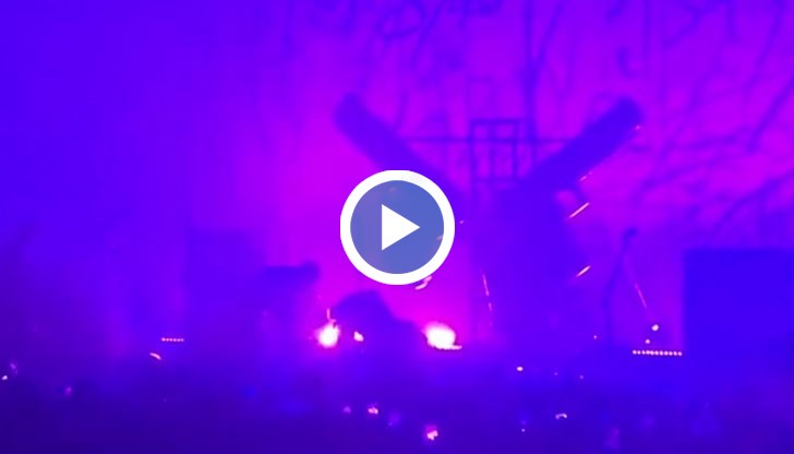 Музикантът е откаран в болница, а състоянието му в момента е неизвестно