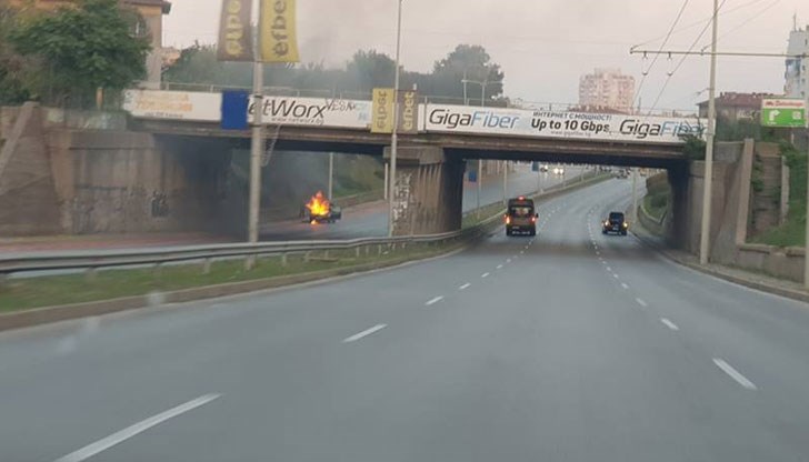 Преминаващи шофьори са спрели, за да помагат в гасенето на пламъците