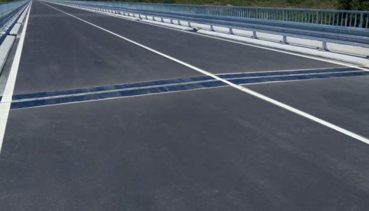 Движението бе затруднено заради катастрофа с два ТИР-а няколко часа по-рано