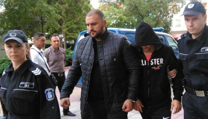 Ако майка ми умре, ще се самоубия. Оставете ме да си пея, аз съм такъв човек, нищо не съм направил, жално се примоли половинката на Софка