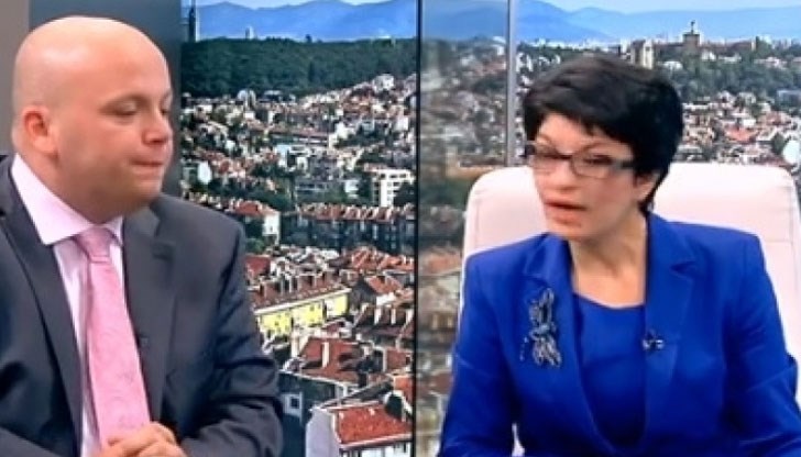 Десислава Атанасова и Александър Симов се хванаха за гушите Десислава Атанасова и Александър Симов се хванаха за гушите