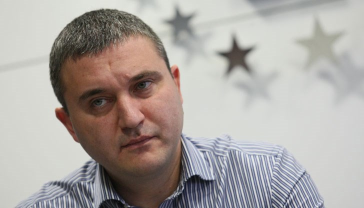 Решават до две седмици дали да отстранят здравния министър