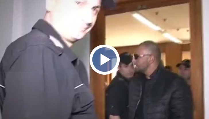 Според обвинението двамата са изнудвали мъж от Айтос за сумата от 50 000 лева