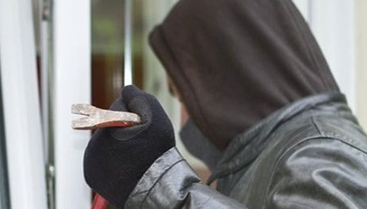 Откраднати са 370 лева на банкноти и пластмасова чашка с монети Откраднати са 370 лева на банкноти и пластмасова чашка с монети