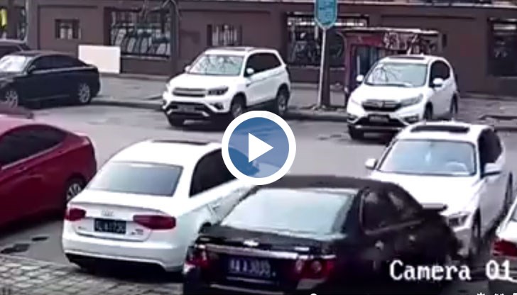 Шофьорка паркира колата си с куп маневри, а накрая даде газ и отнесе колата пред нея