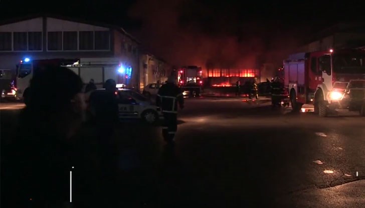 Всички екипи на русенската пожарна, плюс СОД и екипа от Разград са гасили пламъците чак до 7:30 часа на следващата сутрин Всички екипи на русенската пожарна, плюс СОД и екипа от Разград са гасили пламъците чак до 7:30 часа на следващата сутрин