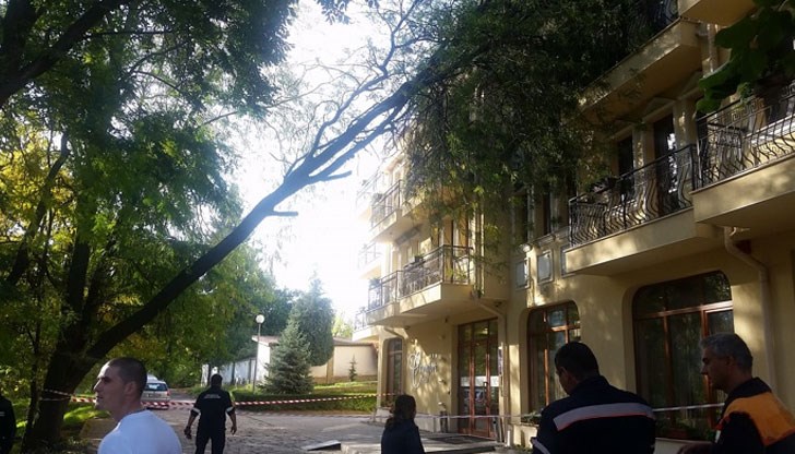 Туристите, които са нощували в хотела, българи и чужденци, са били евакуирани