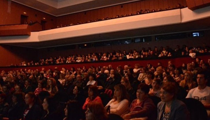 Най-новият спектакъл на именитата ни съгражданка беше по покана лично на доц. д-р Кирил Панайотов