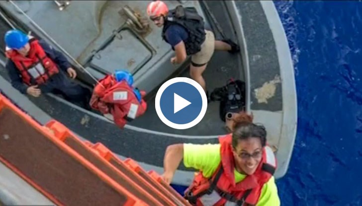 Ветроходната им лодка се повредила по време на буря