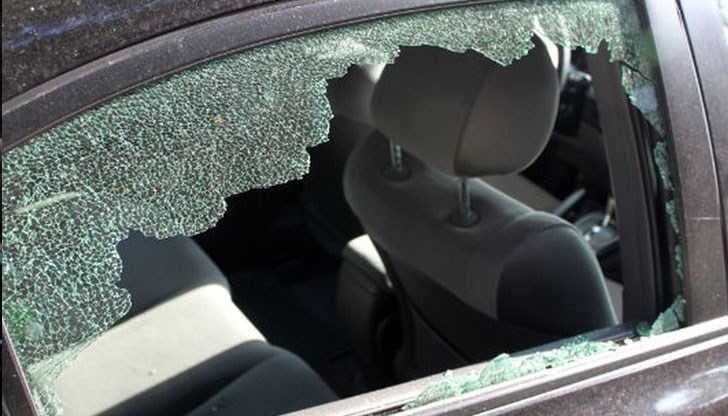 Колата, в която са пътували, се е забила в спрял автобус /Снимката е илюстративна/