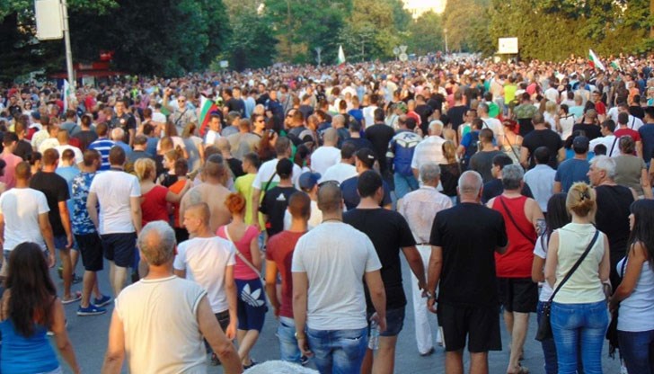 Причината е, че съдът спира съдебното производство срещу ромите заподозрени за участие в побоя от края на юни Причината е, че съдът спира съдебното производство срещу ромите заподозрени за участие в побоя от края на юни