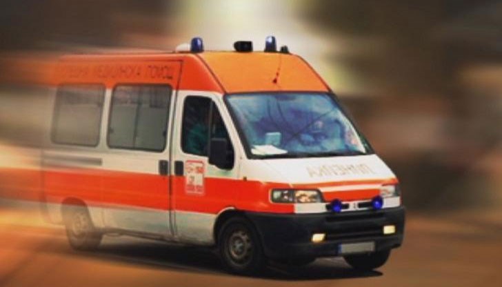 След удар в микробус, колата им излита от пътя