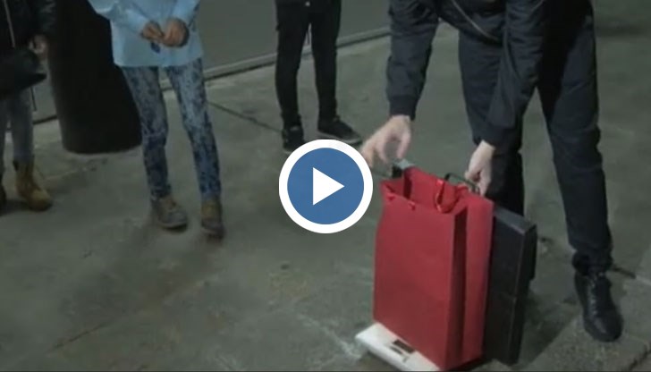 Тази сутрин отново са претеглили раница на Теодора, която писа до Министерството на образованието