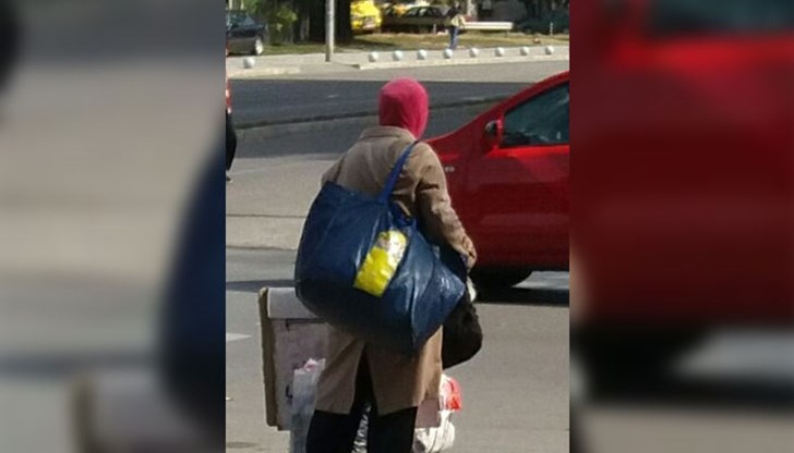 Тази жена от 2 години скита и спи по улиците на Русе, а идва зима