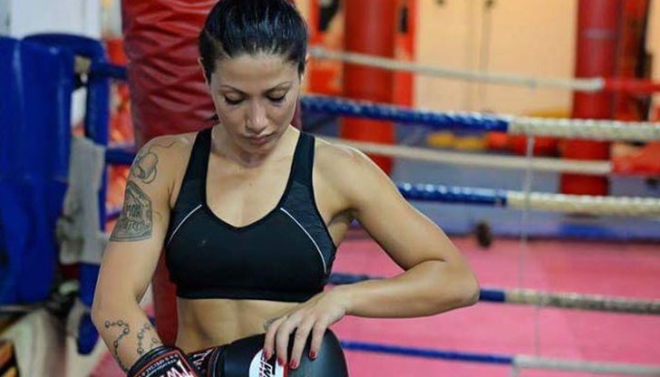 Варненката победи шведка пред собствена публика и грабна пояса при професионалистите Варненката победи шведка пред собствена публика и грабна пояса при професионалистите