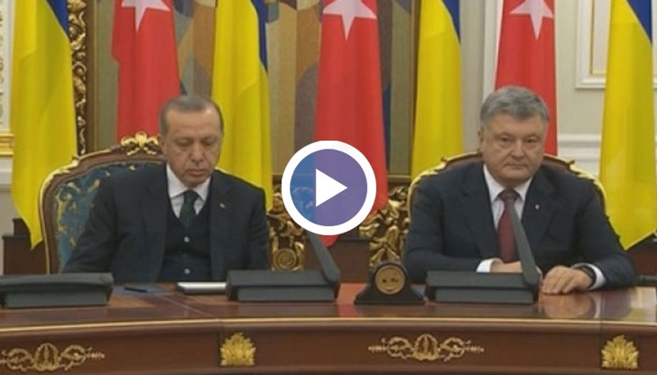 И то точно в момента, когато украинският държавен глава му благодареше за оказаната подкрепа след анексирането на Крим