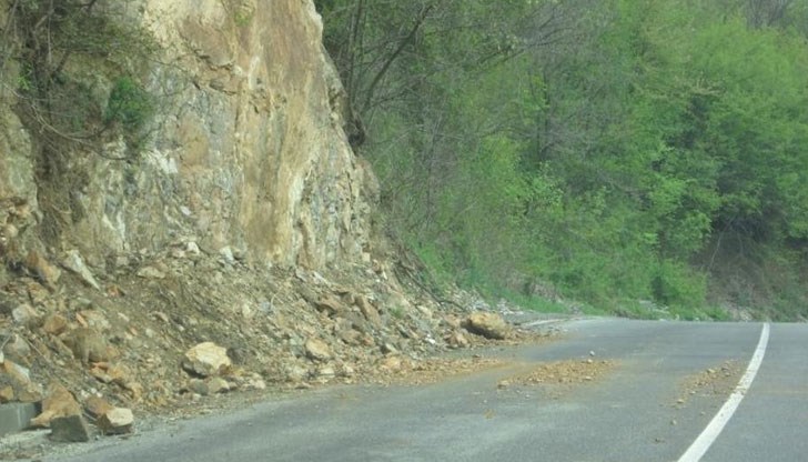 Шофьорите да се движат с повишено внимание по пътя София - Своге Шофьорите да се движат с повишено внимание по пътя София - Своге