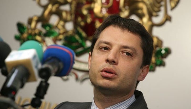 От една седмица обикалям студията да обяснявам, че нямам сестра