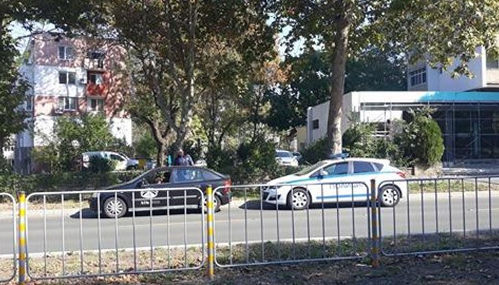 Катаджия изнася лекция на младата курсистка и инструктора ѝ Катаджия изнася лекция на младата курсистка и инструктора ѝ