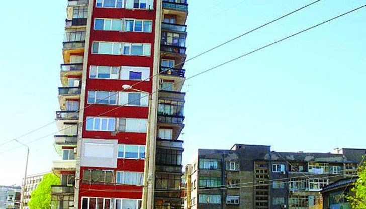 Усеща се, непрекъснато скърца блокът, непрекъснато се чува един особен звук, който ни притеснява