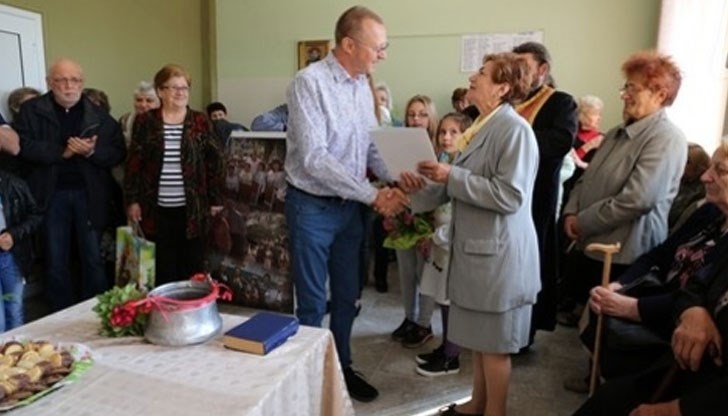 Отец Алеко извърши водосвет и молебен за здраве на ползващите го