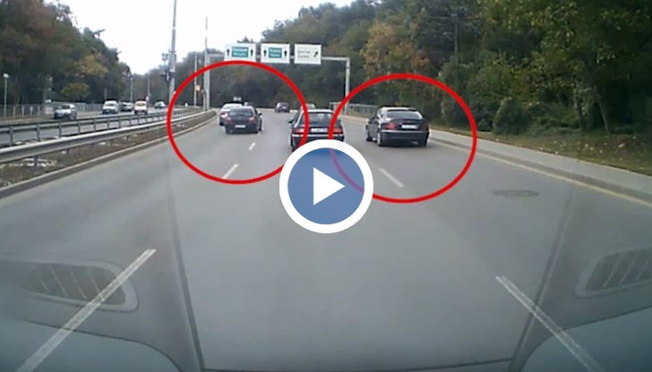 Два автомобила изпреварват автомобила движещ се в средната лента едновременно от ляво и дясно