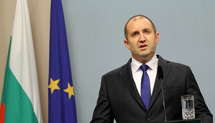 Беквокалите на премиера пеят все по-фалшиво Беквокалите на премиера пеят все по-фалшиво