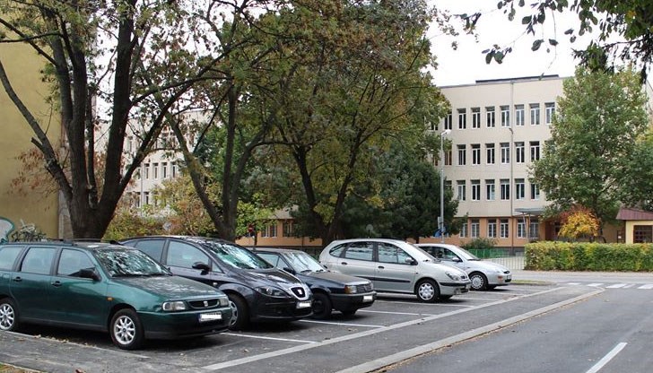 Изградени са и алеи в междублоковото пространство, върху които също е положен асфалт