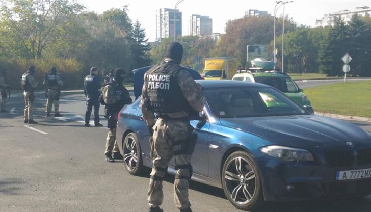 Претърсени са 10 адреса и са открити различни видове дрога