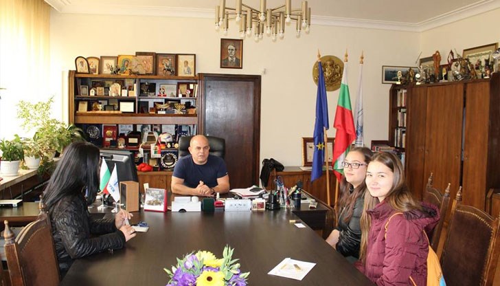 Кметът на Русе се срещна с новоизбраните русенски представители в Съвета на децата към Държавната агенция за закрила на детето