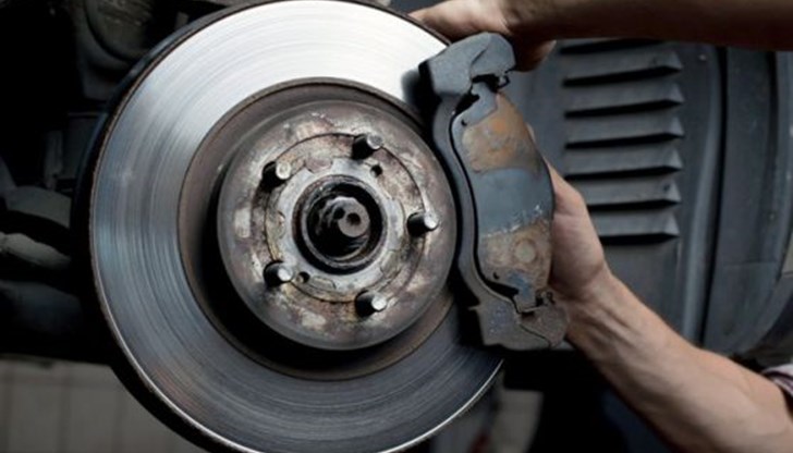 Да, спират, но скърцането ви изкарва от кожата